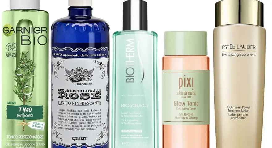 Cinque flaconi di tonico per il viso, tra cui Garnier, Roberts con acqua di rose, Biotherm, Pixi Glow Tonic e Estée Lauder.