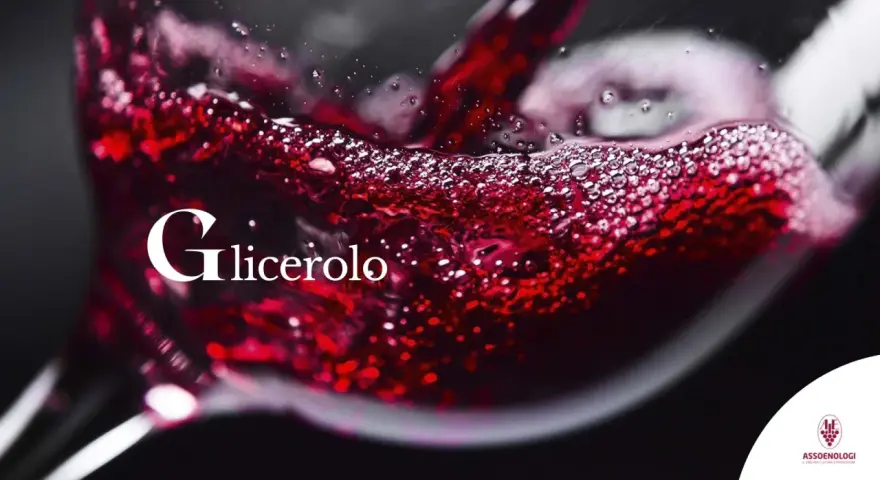 Il glicerolo, uno zucchero, crea bollicine nel vino rosso versato in un bicchiere.
