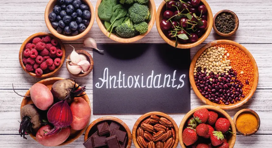 Frutta, verdura, legumi, noci, cioccolato e spezie: tutti alimenti ricchi di antiossidanti, fondamentali per la salute.