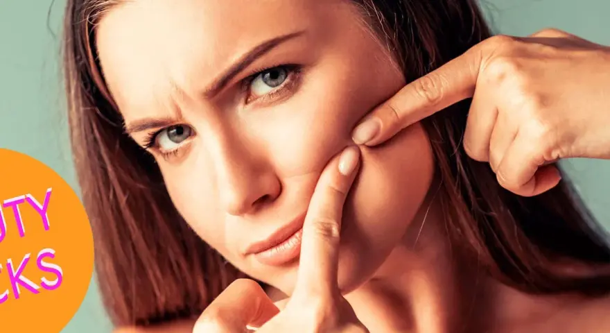 Donna preoccupata che cerca consigli su come togliere i punti neri dal naso in casa.
