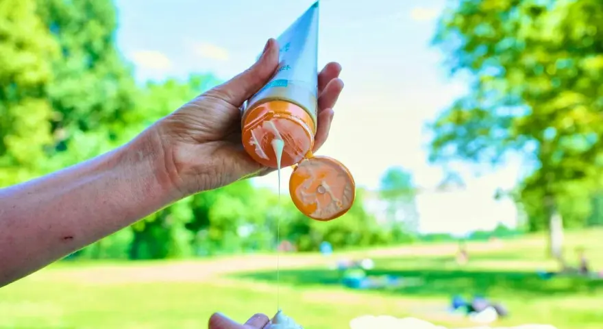 Metti la crema solare prima di goderti il sole in un parco. La protezione è fondamentale quando si è all'aperto.