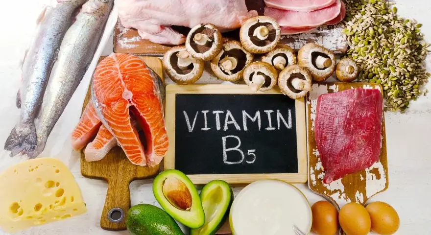 Scopri dove si trova la vitamina B5: salmone, pollo, funghi, carne, uova, avocado, formaggio, semi e yogurt.