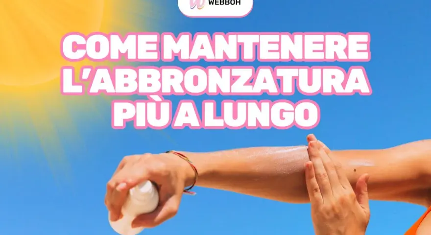 Come mantenere l'abbronzatura più a lungo: una mano applica crema solare su un braccio sotto il sole.