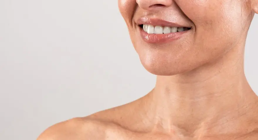 Sorriso radioso, pelle luminosa e le prime collane di Venere a 20 anni, segno di giovinezza e vitalità.