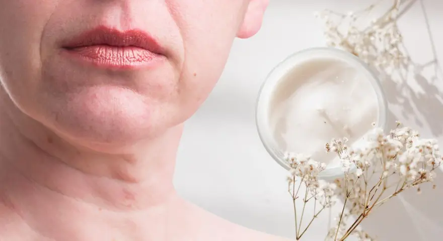 Pelle del viso cadente? Scopri i rimedi naturali e una crema idratante con fiori delicati.