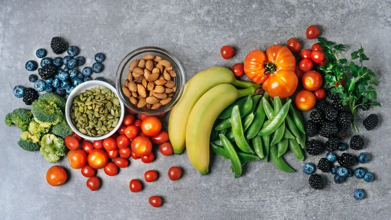 Frutta e verdura colorata, tra cui mirtilli, broccoli, pomodori, mandorle e banane, ricca di quali sono gli antiossidanti.