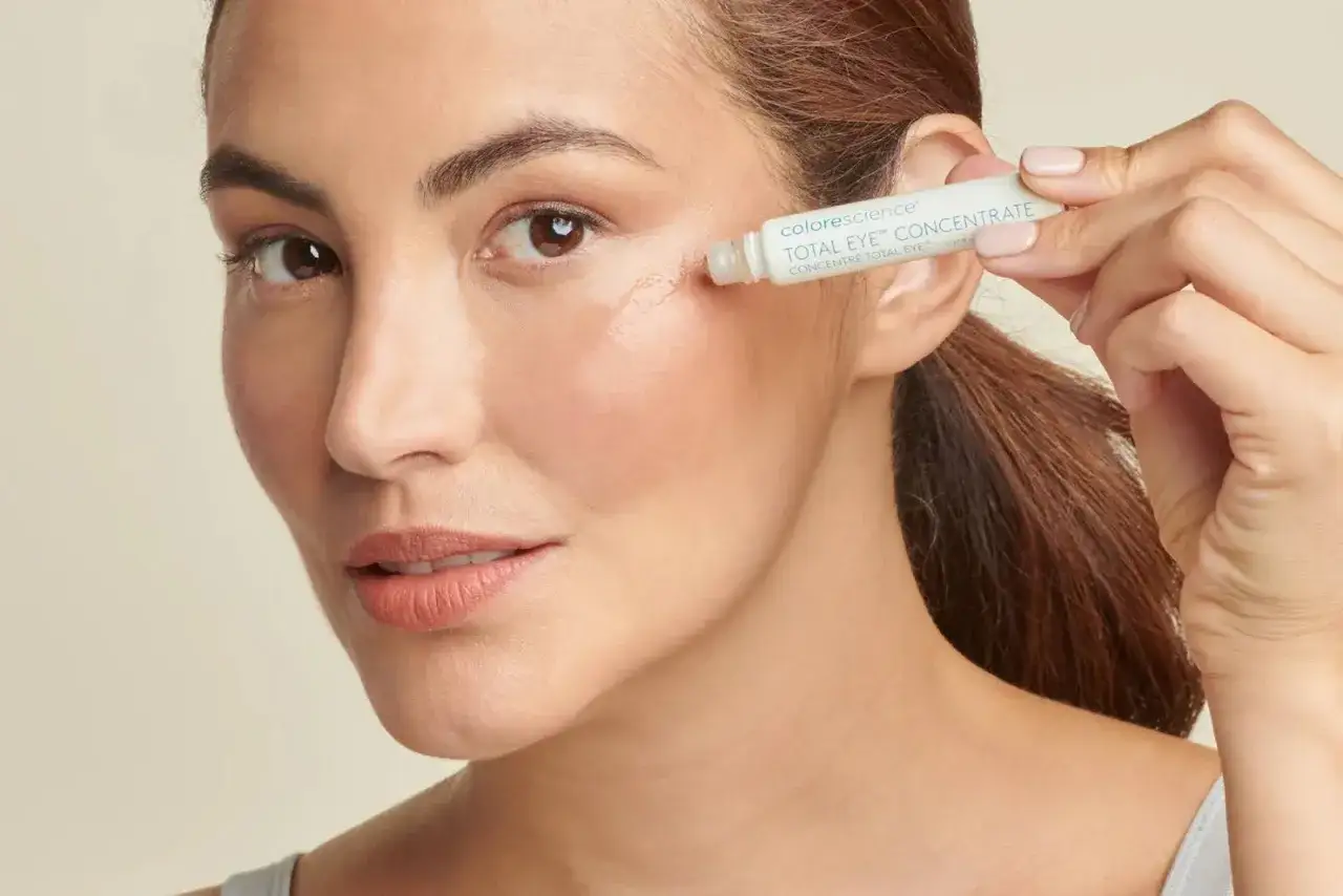 Donna applica siero contorno occhi con roll-on. Scopri come applicare il tuo siero contorno occhi per un look radioso.