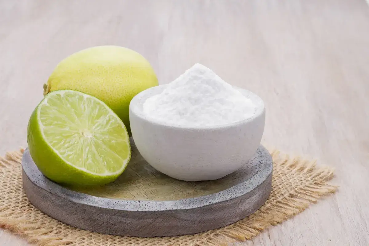 Ingredienti per una maschera viso fai da te bicarbonato: limone e bicarbonato in una ciotola.