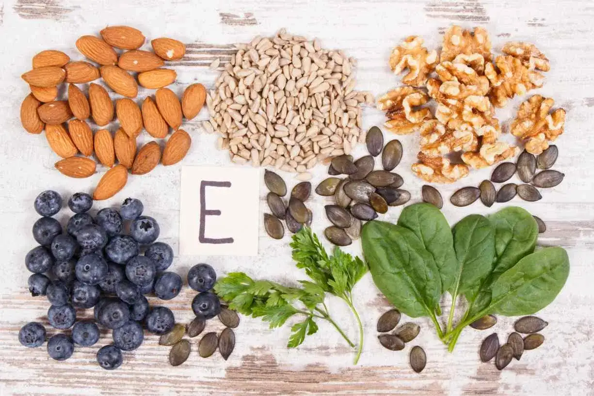 Mandorle, semi di girasole, noci, mirtilli, spinaci e prezzemolo: ecco dove si trova il tocoferolo (vitamina E).