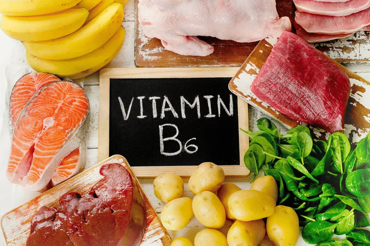 Banane, salmone, fegato, pollo, manzo, patate e spinaci, tutti ricchi di vitamina B6.