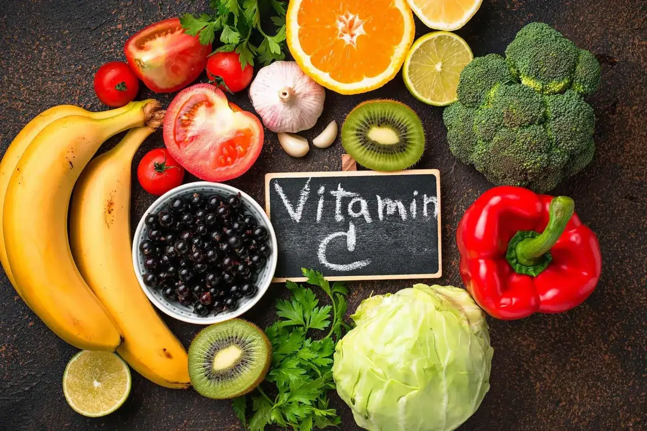 Frutta e verdura colorata, tra cui arance, kiwi, ribes, broccoli, peperoni e pomodori, mostrano a cosa serve la vitamina C: un concentrato di benessere.